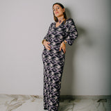 SOFT dress - Vestito con scollo a V/rotondo lungo con maniche a 3/4 fantasia in maglina elasticizzata in lurex viola,panna e nero