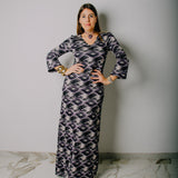 SOFT dress - Vestito con scollo a V/rotondo lungo con maniche a 3/4 fantasia in maglina elasticizzata in lurex viola,panna e nero