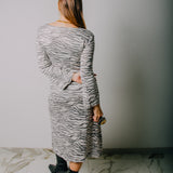 SOFT dress - Vestito con scollo a V/rotondo lungo con maniche a 3/4 fantasia in maglina elasticizzata in lurex zebrato