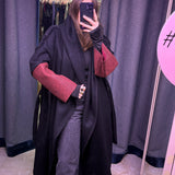 CAPPOTTO WRAP IN LANA NERA E ECOPELLICCIA CON MANICA A CONTRASTO IN PELLE BORDEAUX